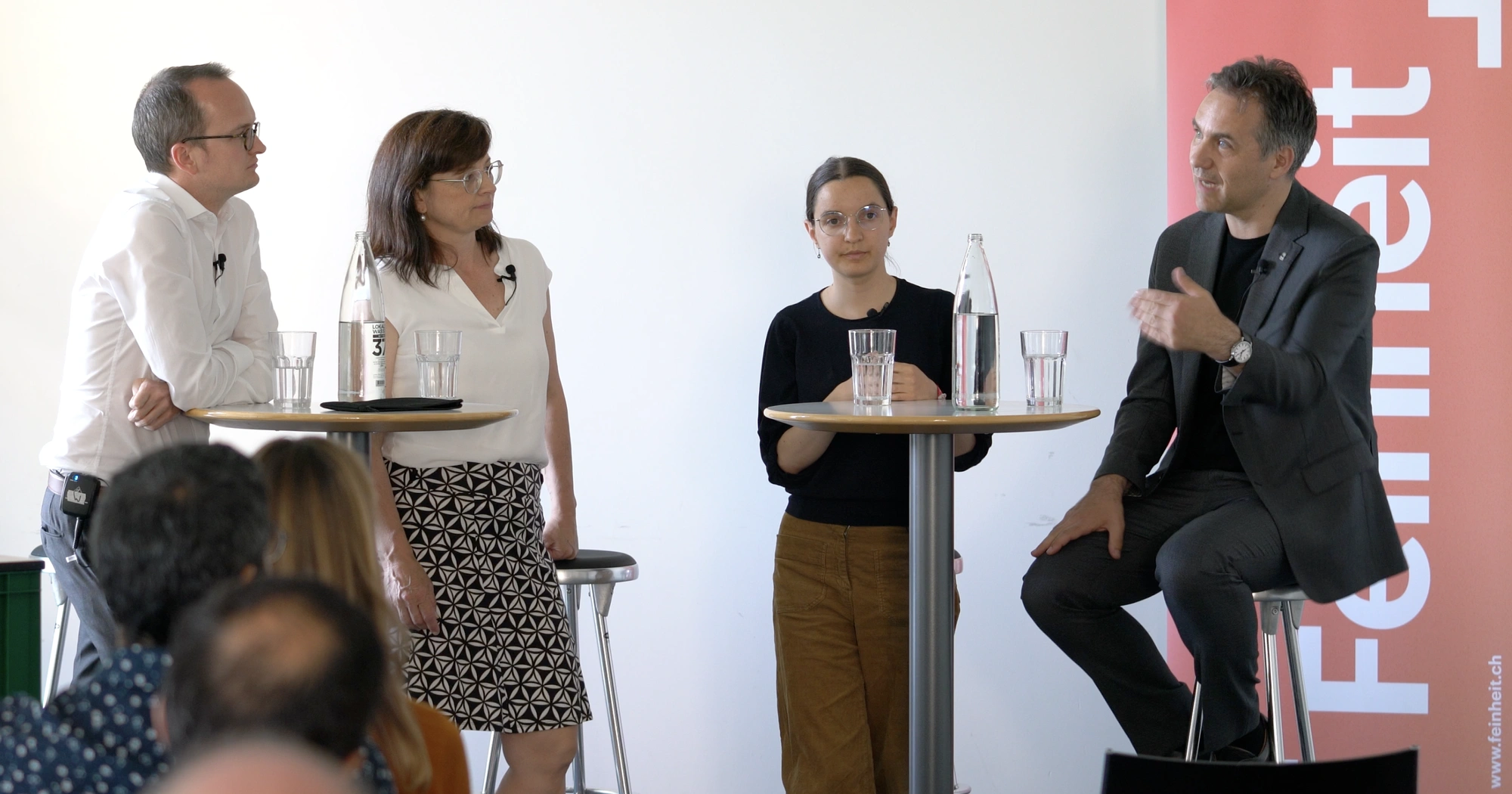 Martin Neukom, Priska Wismer-Felder, Lena Bühler und Thomas Vellacott am diskutieren.