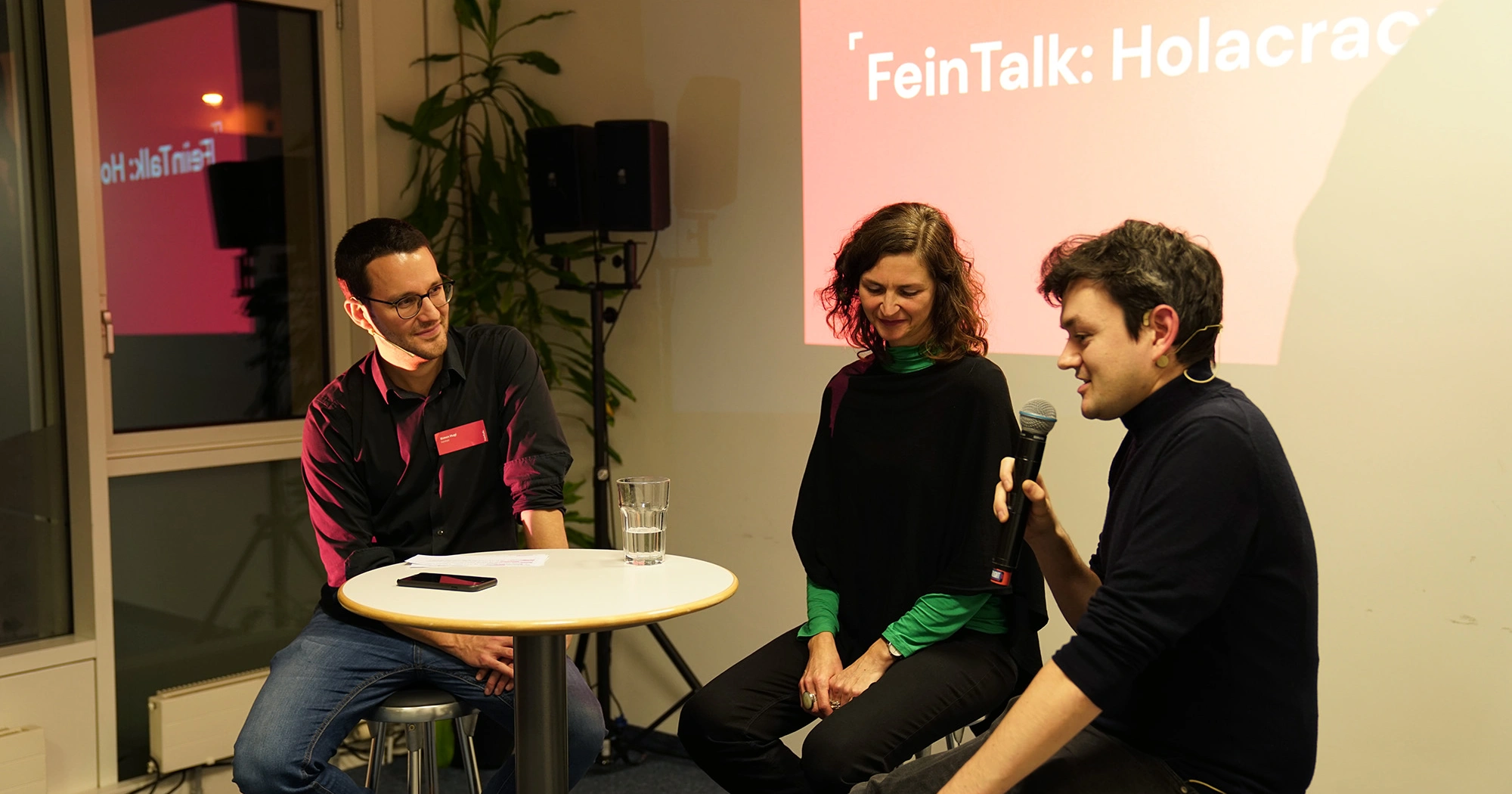 Simon Hugi im Gespräch mit unseren Gästen Regula Reidhaar und Nils Jocher über Holacracy.