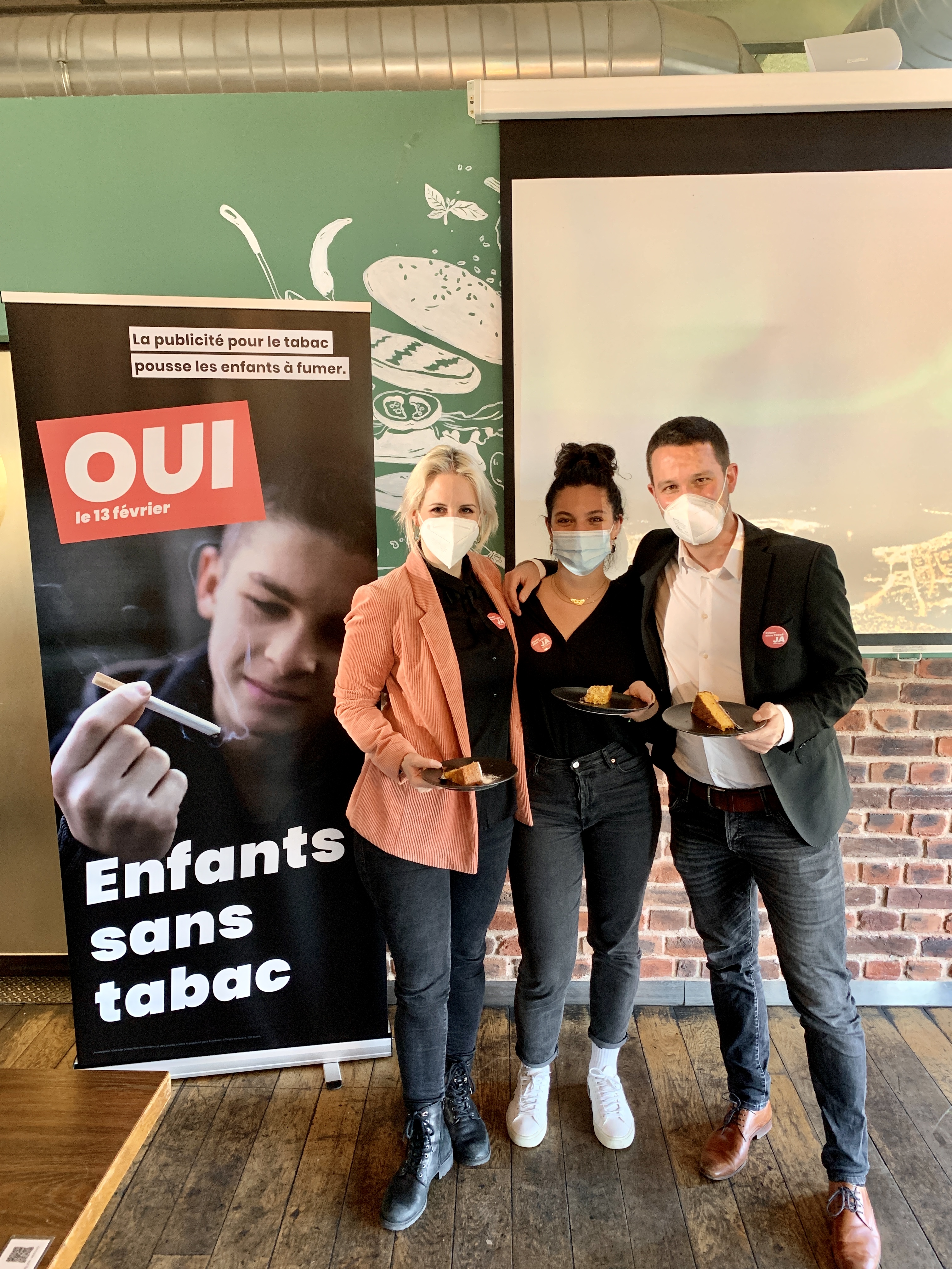 Carmen Schoder, Amina Ghoneim und Simon Hugi mit einem Stück Rüeblitorte im Restaurant Grosse Schanze am Abstimmungssonntag.